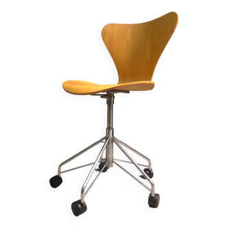 Fritz Hansen Series 7 task chair (1995)