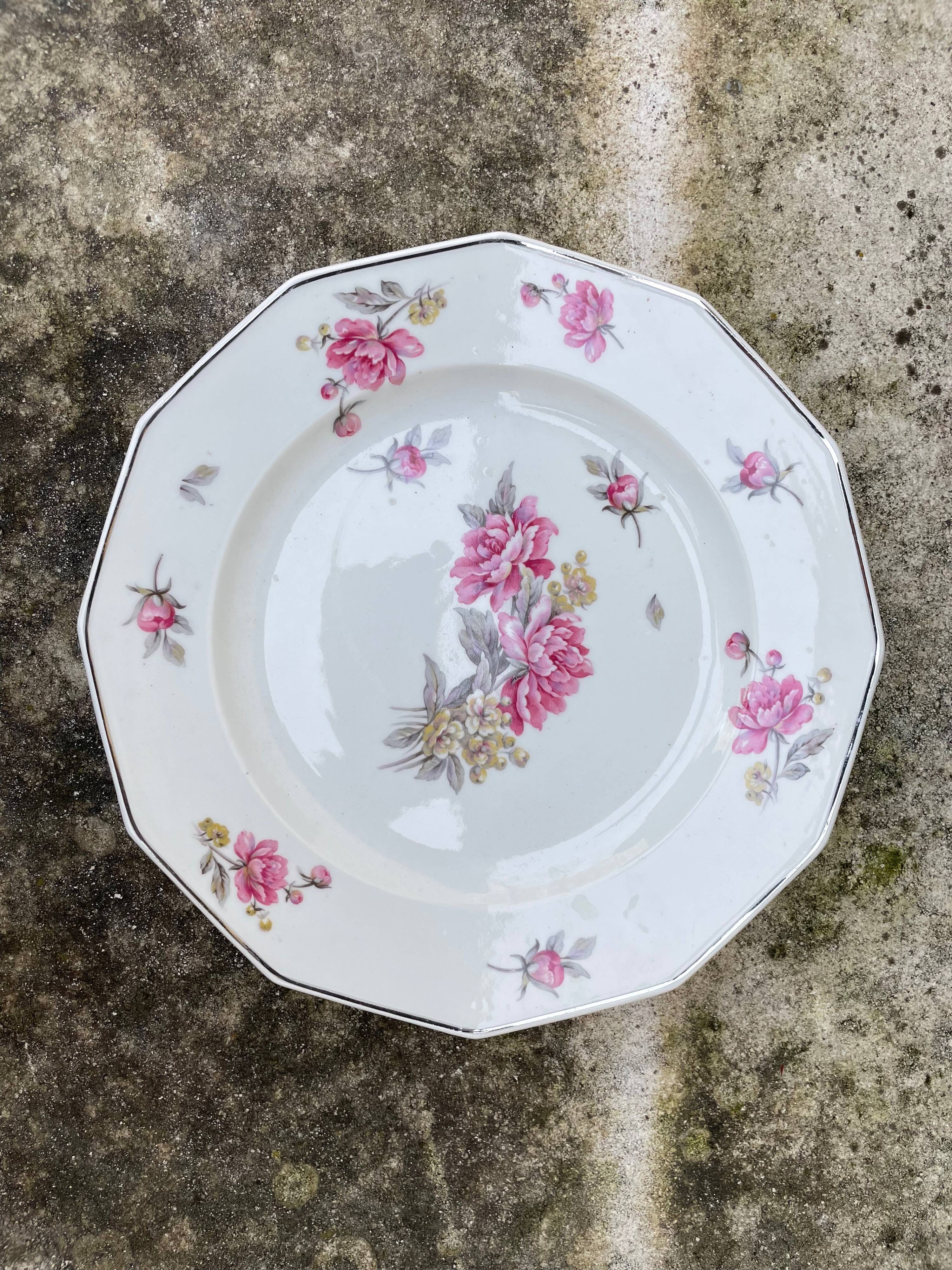 Floral pattern dish