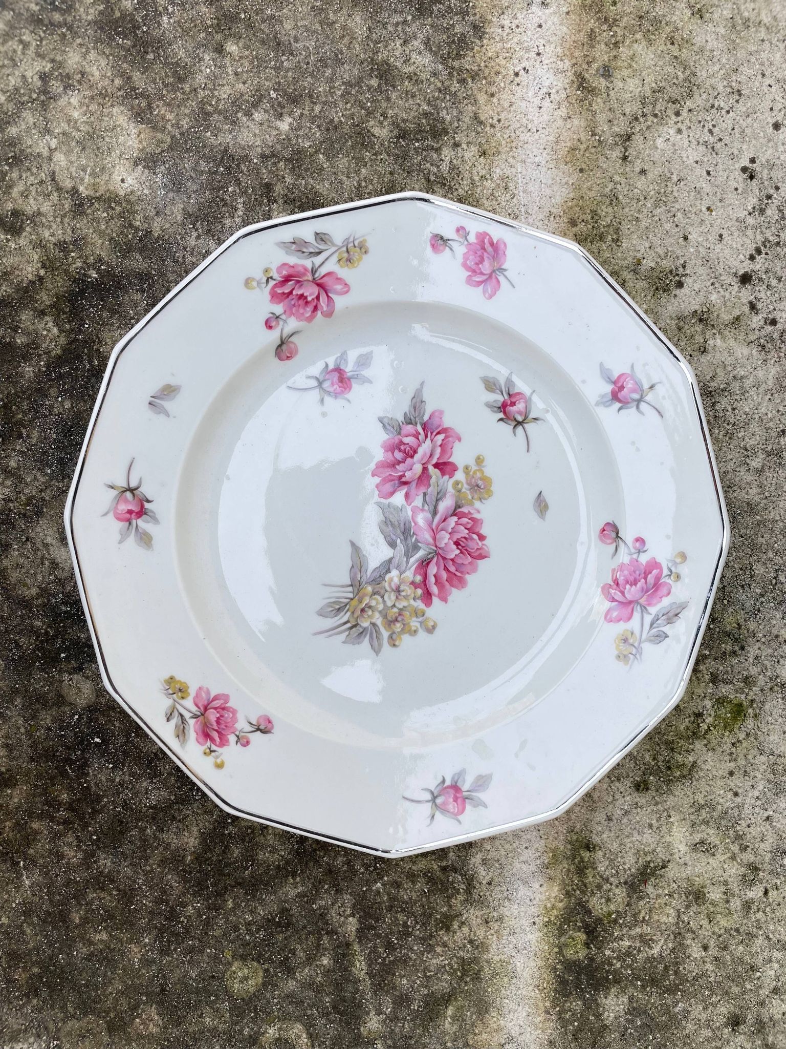 Plat à motif floral
