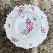 Plat à motif floral