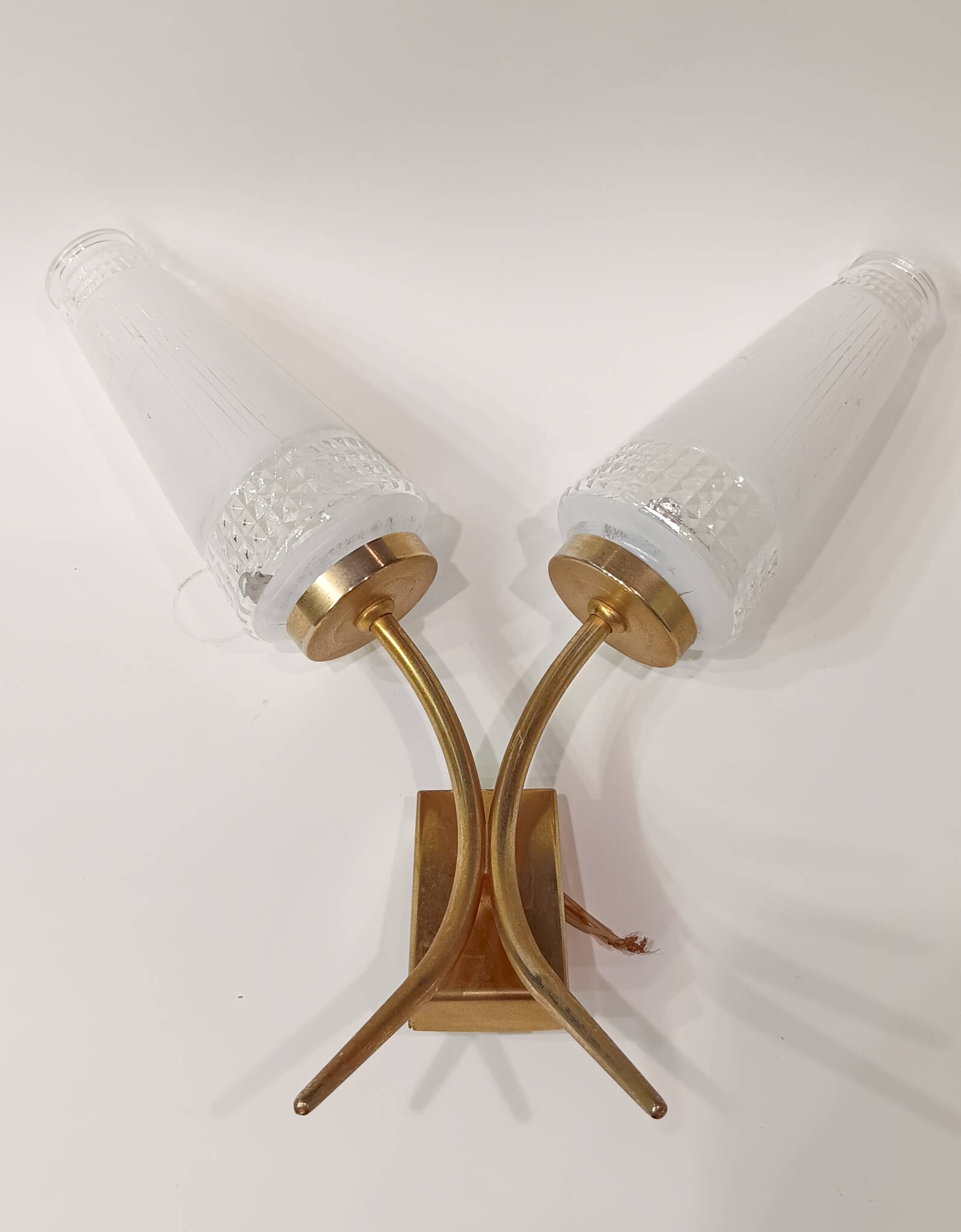 Wall lamp with 2 branches L 30 cm - H 30 cm - Size of embossed and white screen-printed glasses: H 15