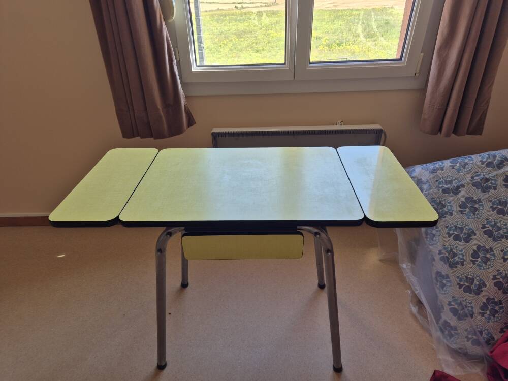 Table année 1960 en formica jaune