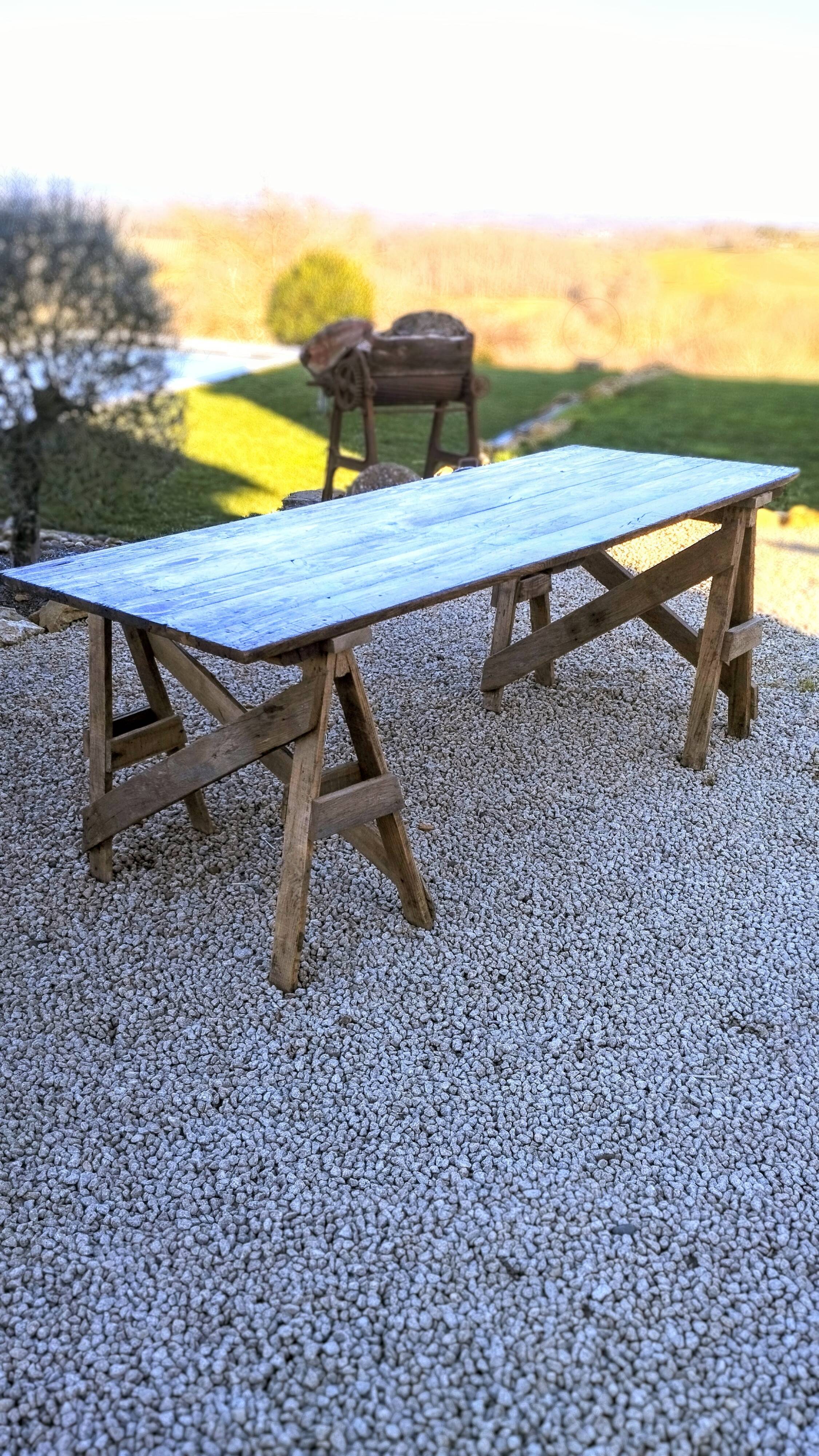 Table de ferme rustique patinée sur de lourds tréteaux