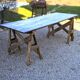 Table de ferme rustique patinée sur de lourds tréteaux