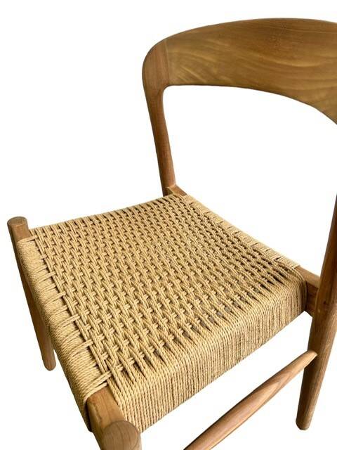 Chaise en bois massif avec assise tressée