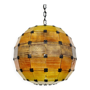 Suspension en verre coloré.