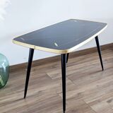 Table basse en verre aux pieds fuseaux