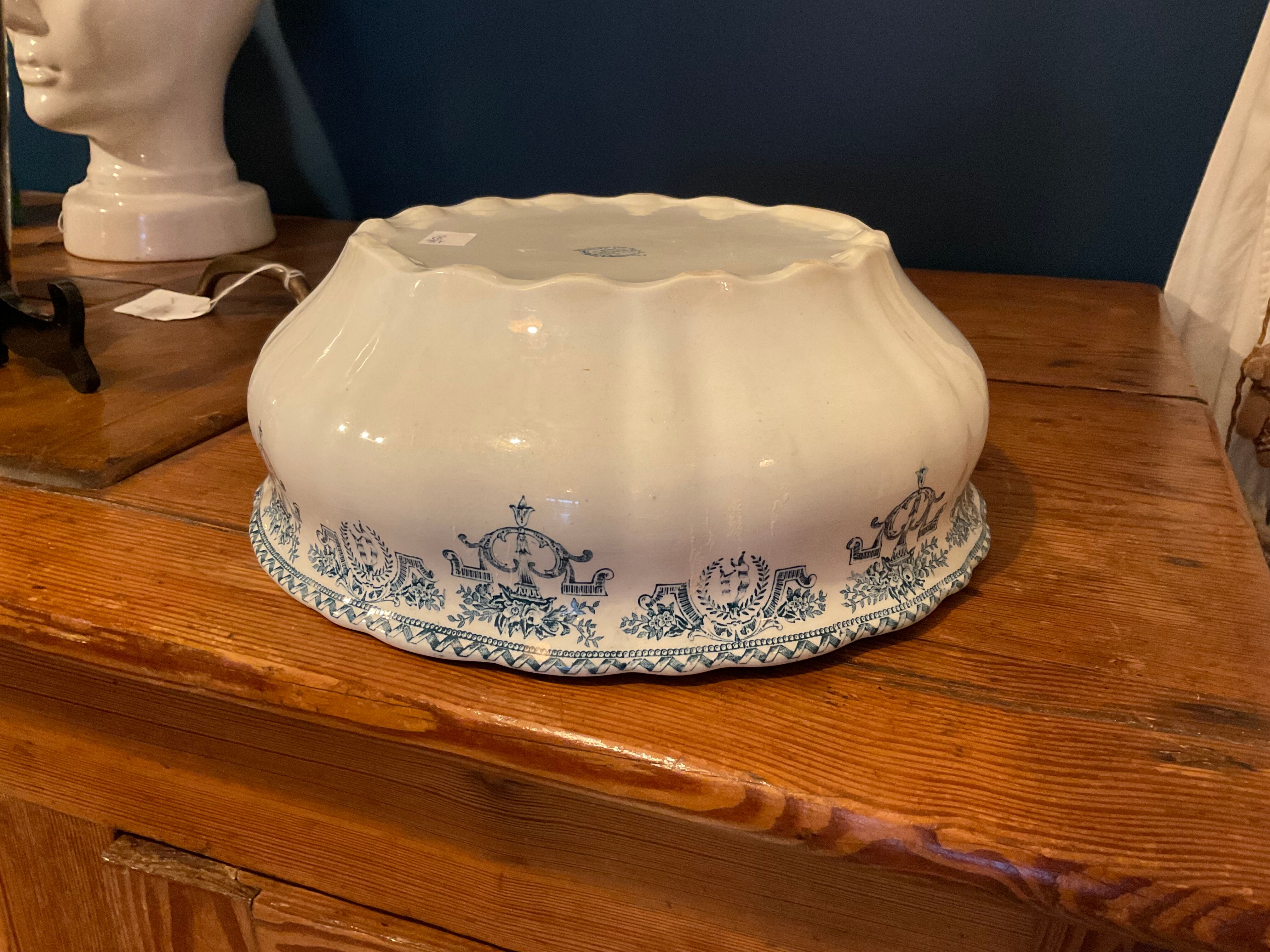 Salad bowl. Iron Earth . Model Louis XVI. 1900