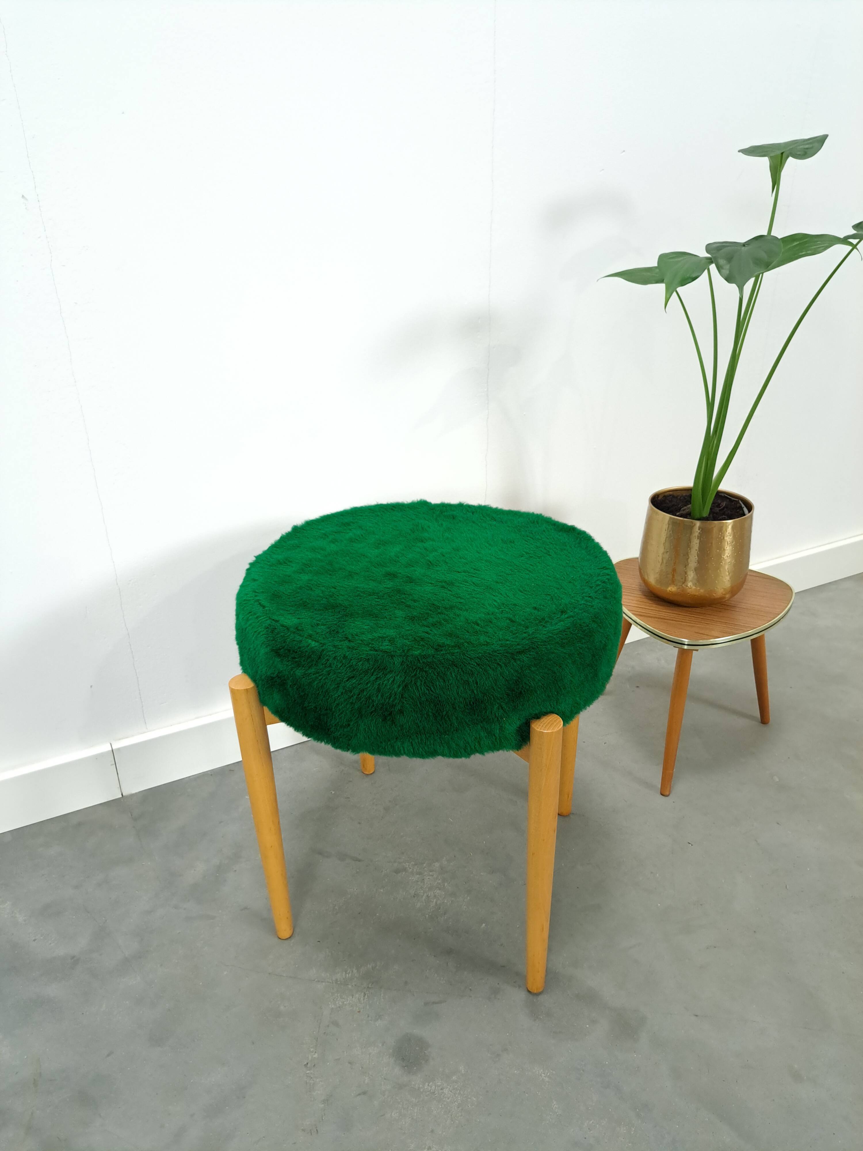 Houten vintage kruk met groen kussen