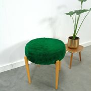 Houten vintage kruk met groen kussen