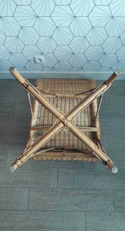 Fauteuil vintage en rotin tressé.