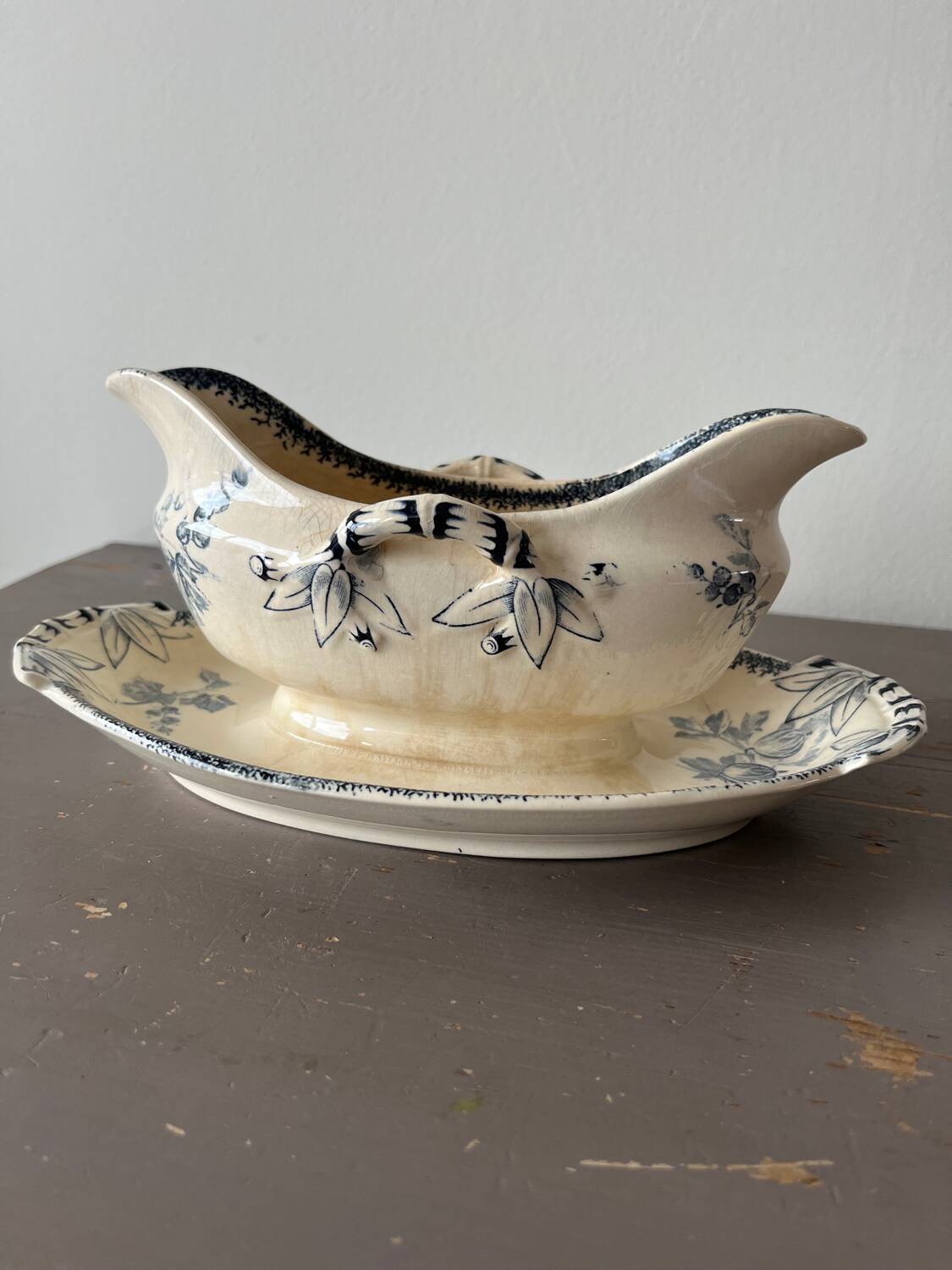 Sauce boat U & Cie Sarreguemines model “currants”