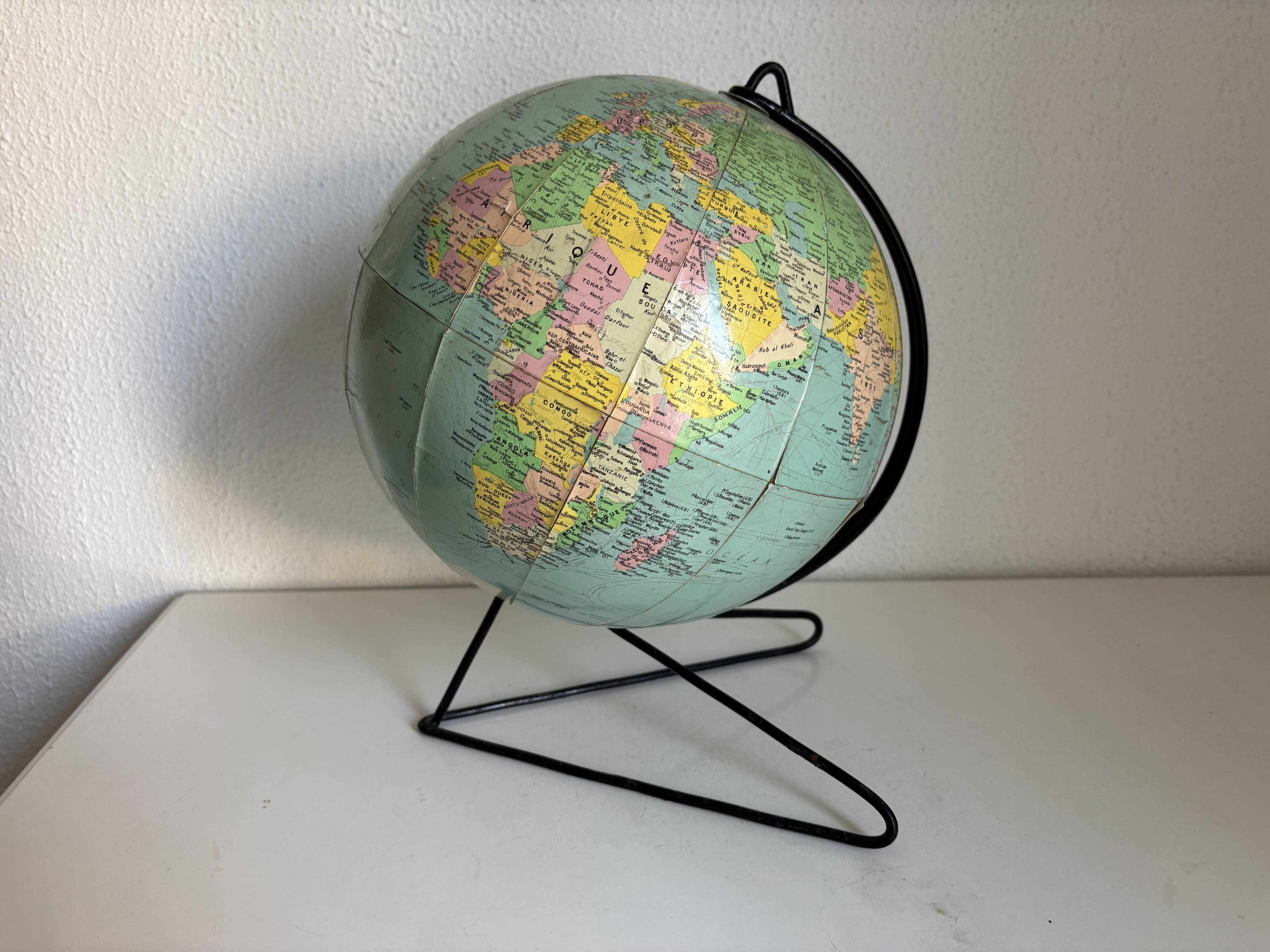 Vintage 1960 globe terrestrial world map Girard Barrère - 33 cm