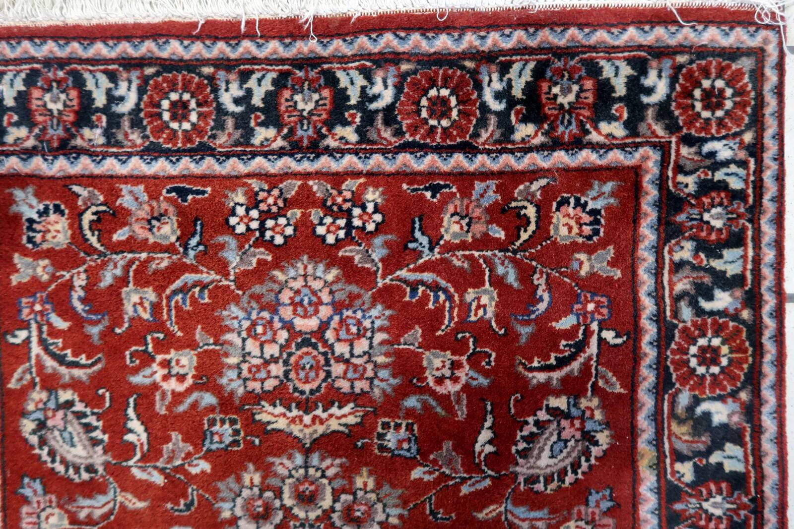 Handmade vintage Persian Sarouk rug 76cm x 122cm, 1970s