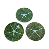 Trois assiettes en barbotine motif choux