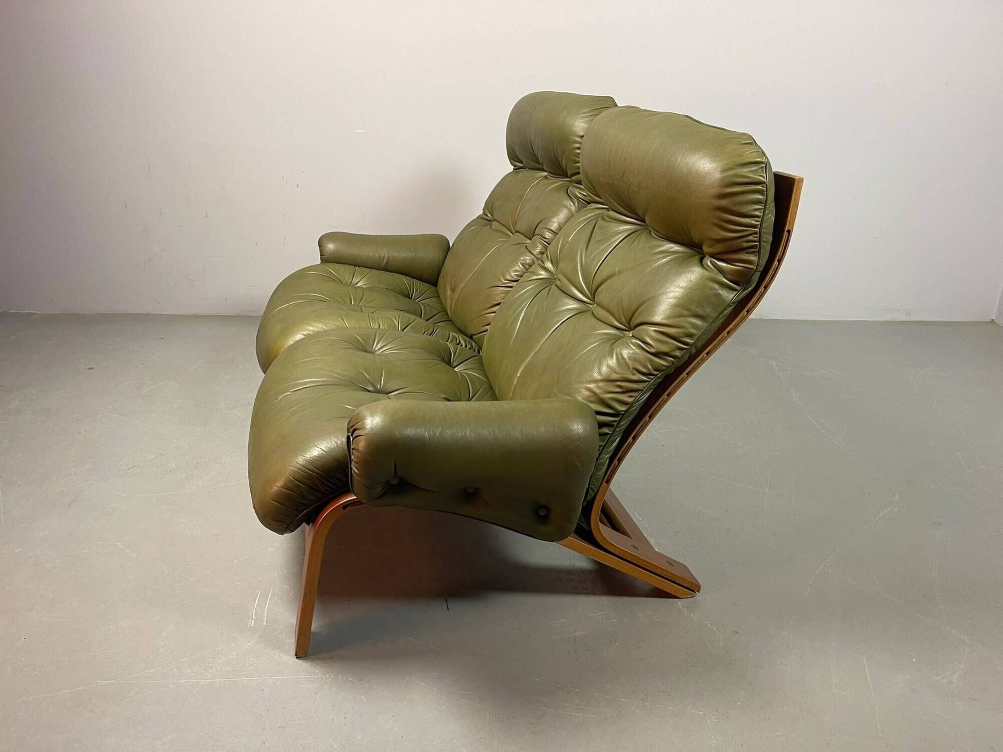 Supercomfy Scandinavian Rybo Rykken Olivegreen Leather 2-Seater Ry-Wing