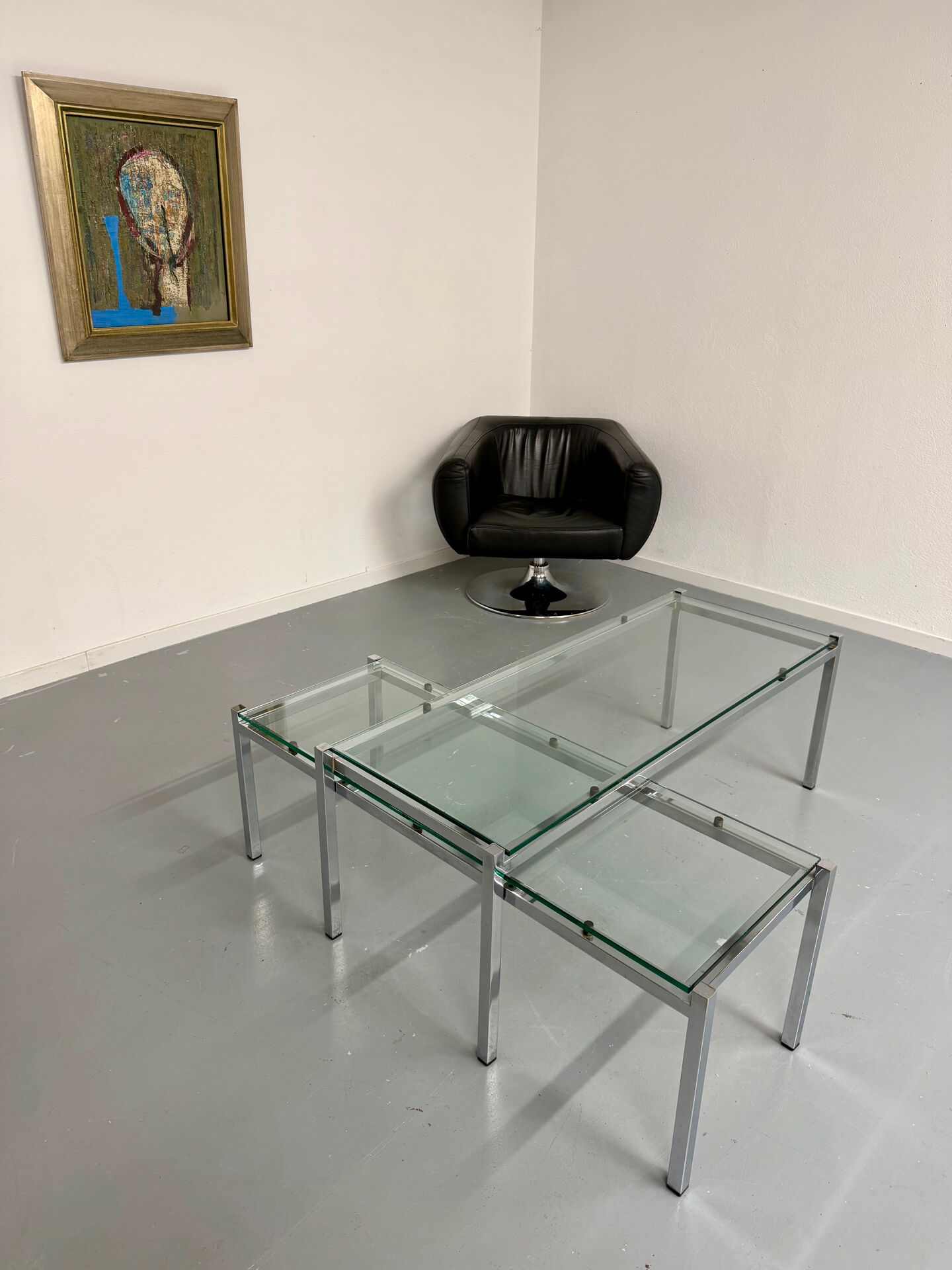 2 large nesting coffee tables in chrome and glass, 1970s design.