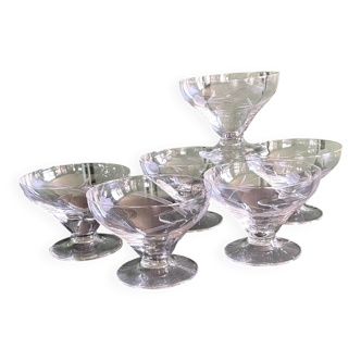 Set of 6 vintage cups in very good condition.