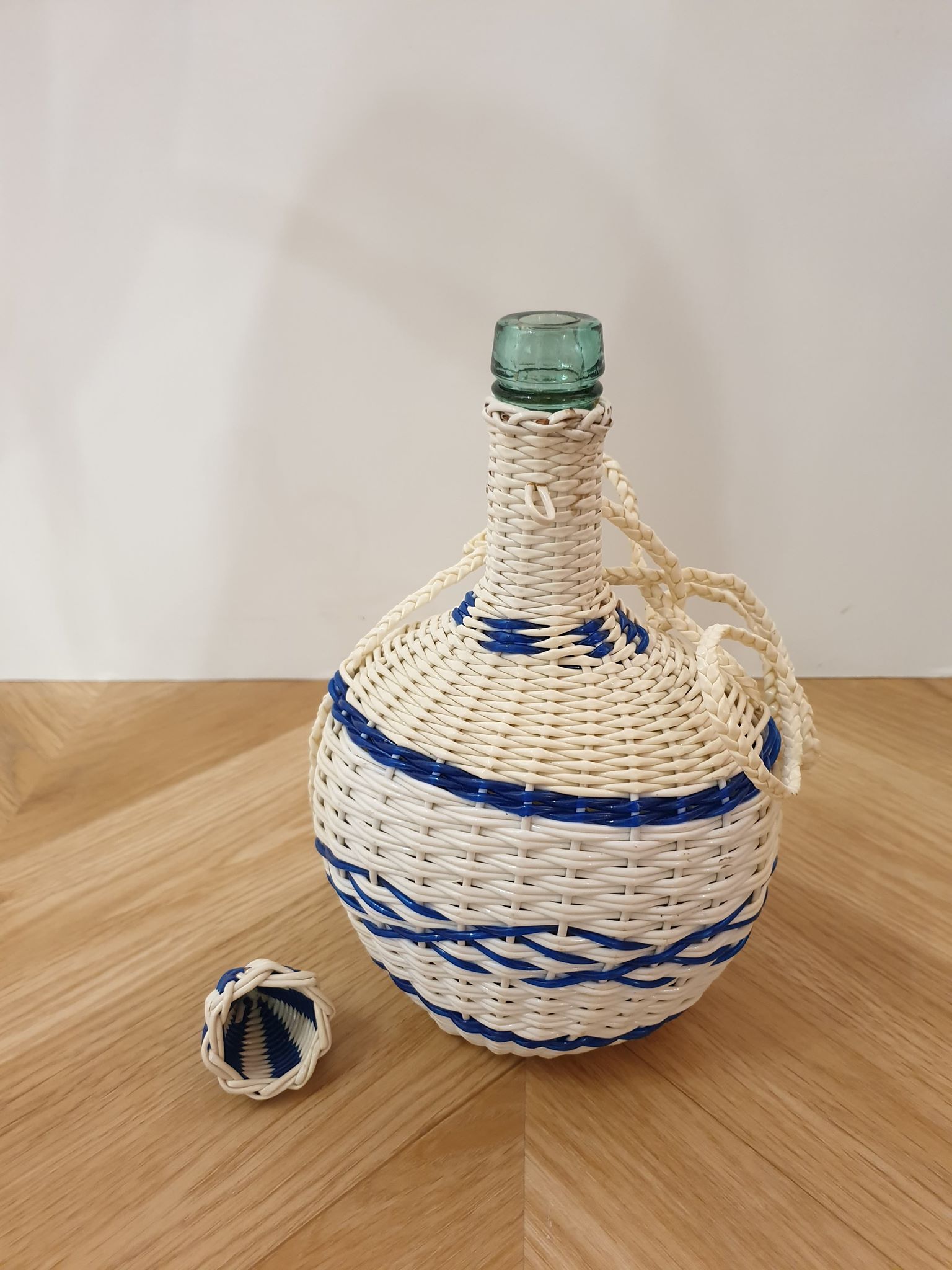 Scoubidou demijohn