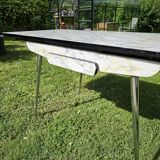 Extendable formica table