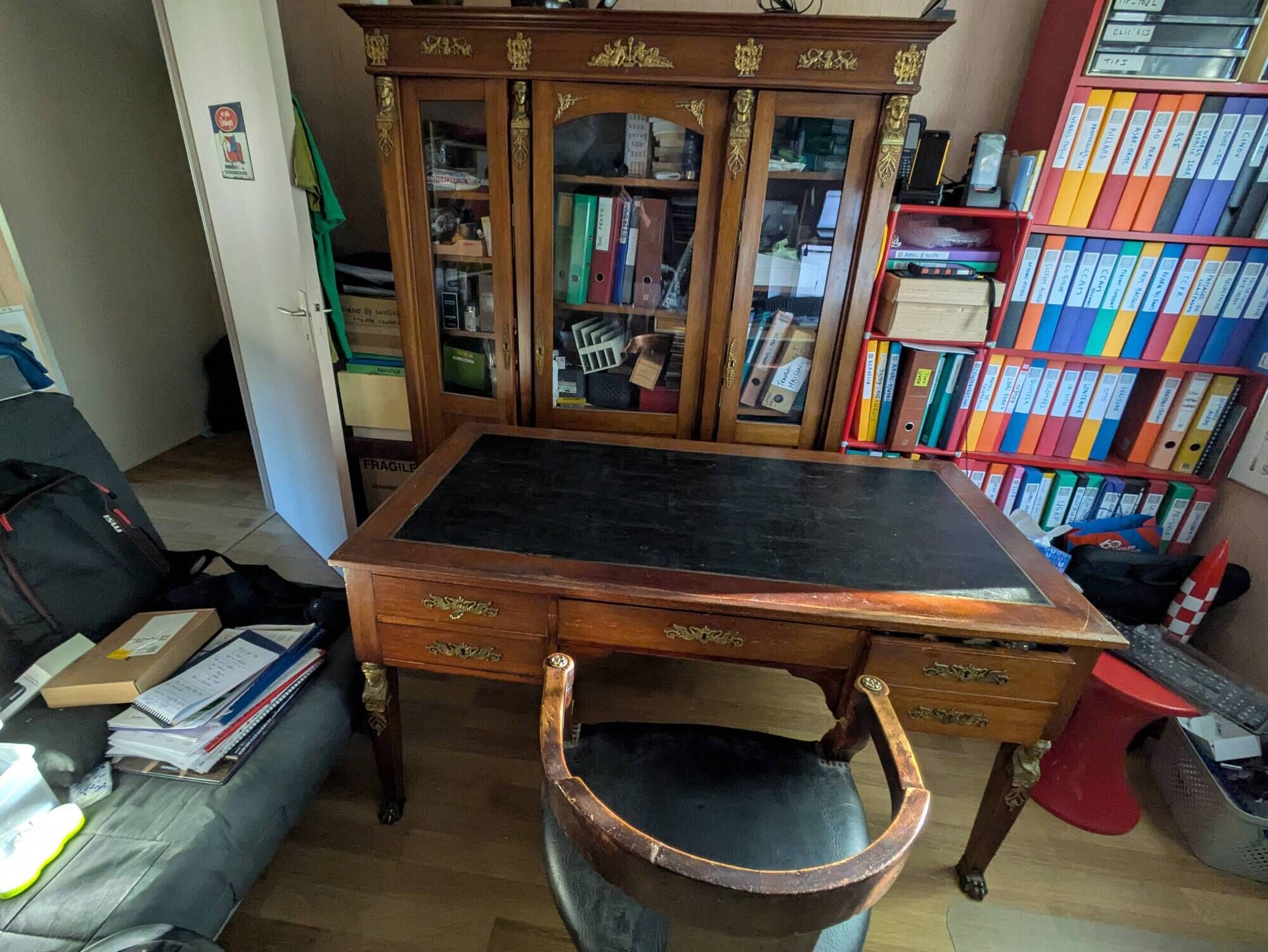 Bureau empire excelent état. Possibilité de le vendre seul ou en lot.