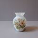 Vase en opaline blanche et décor de fleurs