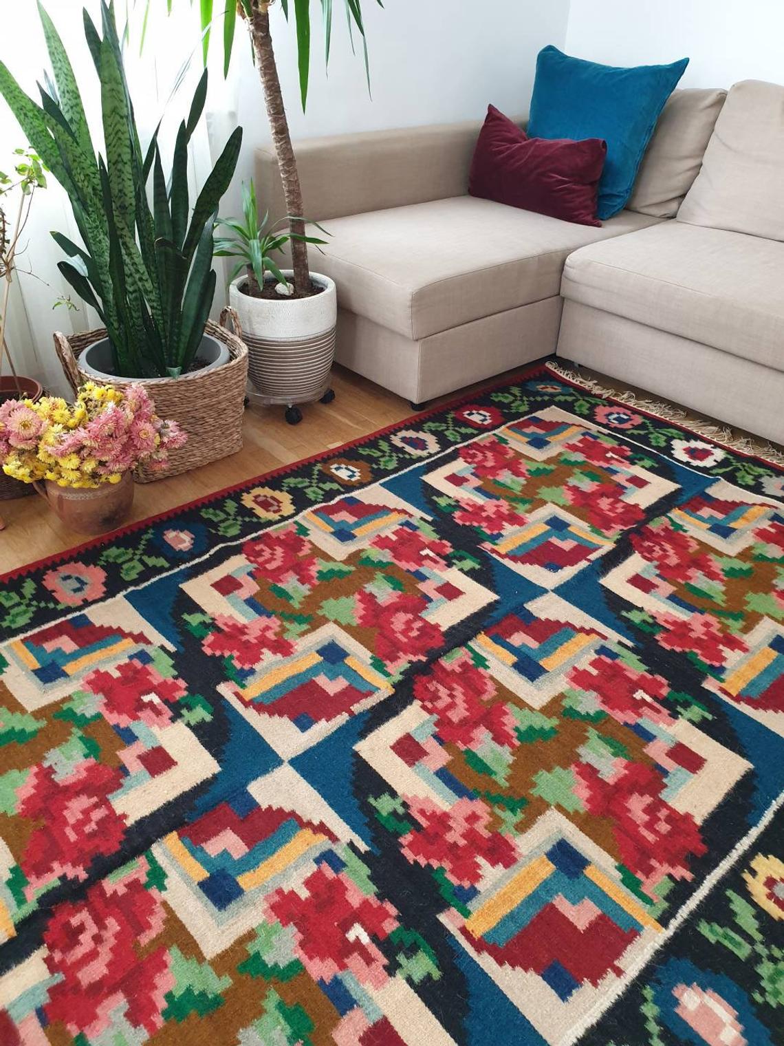 Rug with roses made by hand in Romania