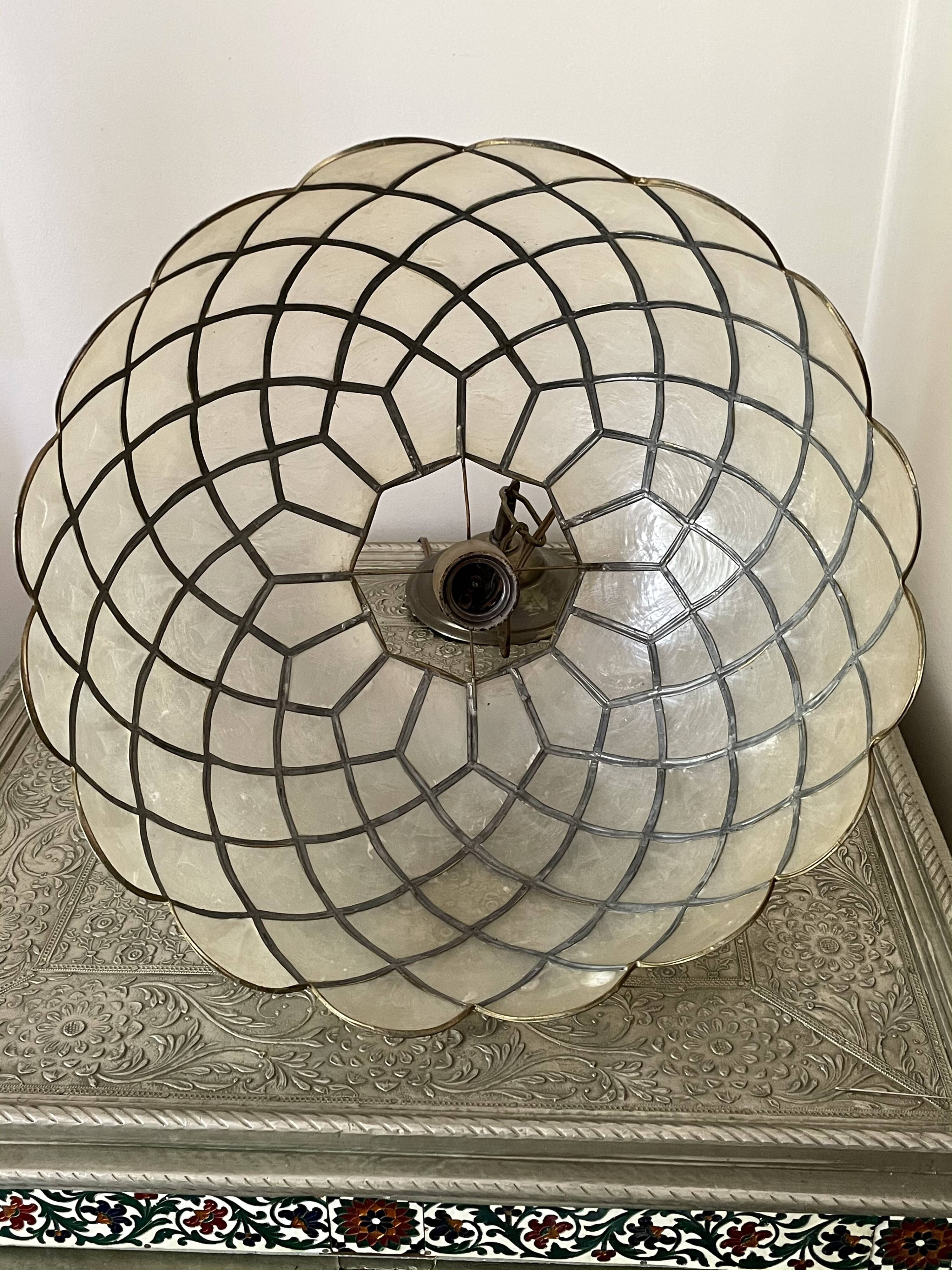 Lustre vintage 60 en nacre & bronze