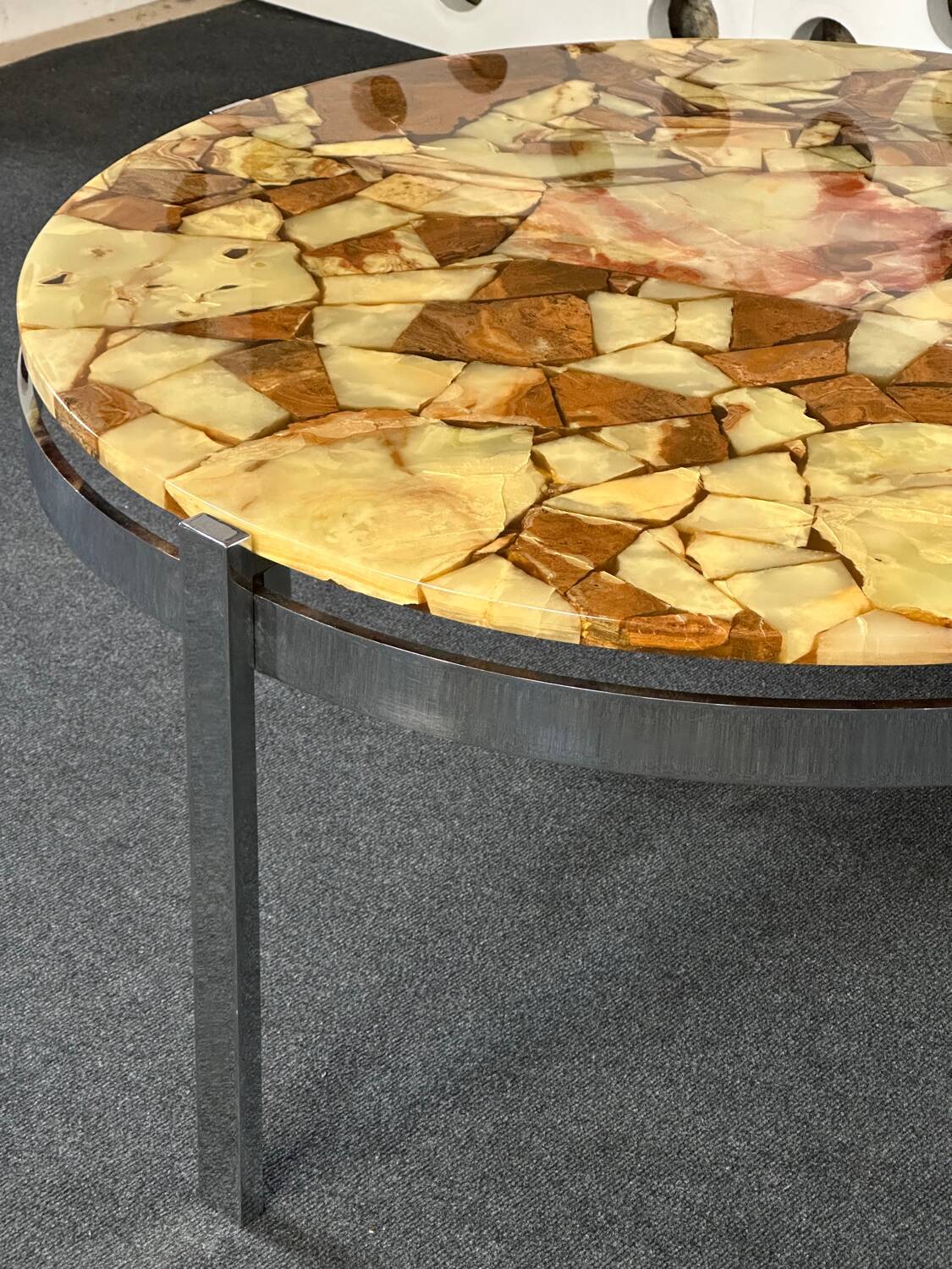 Round coffee table in onyx-like resin and chrome-plated metal, 1970s