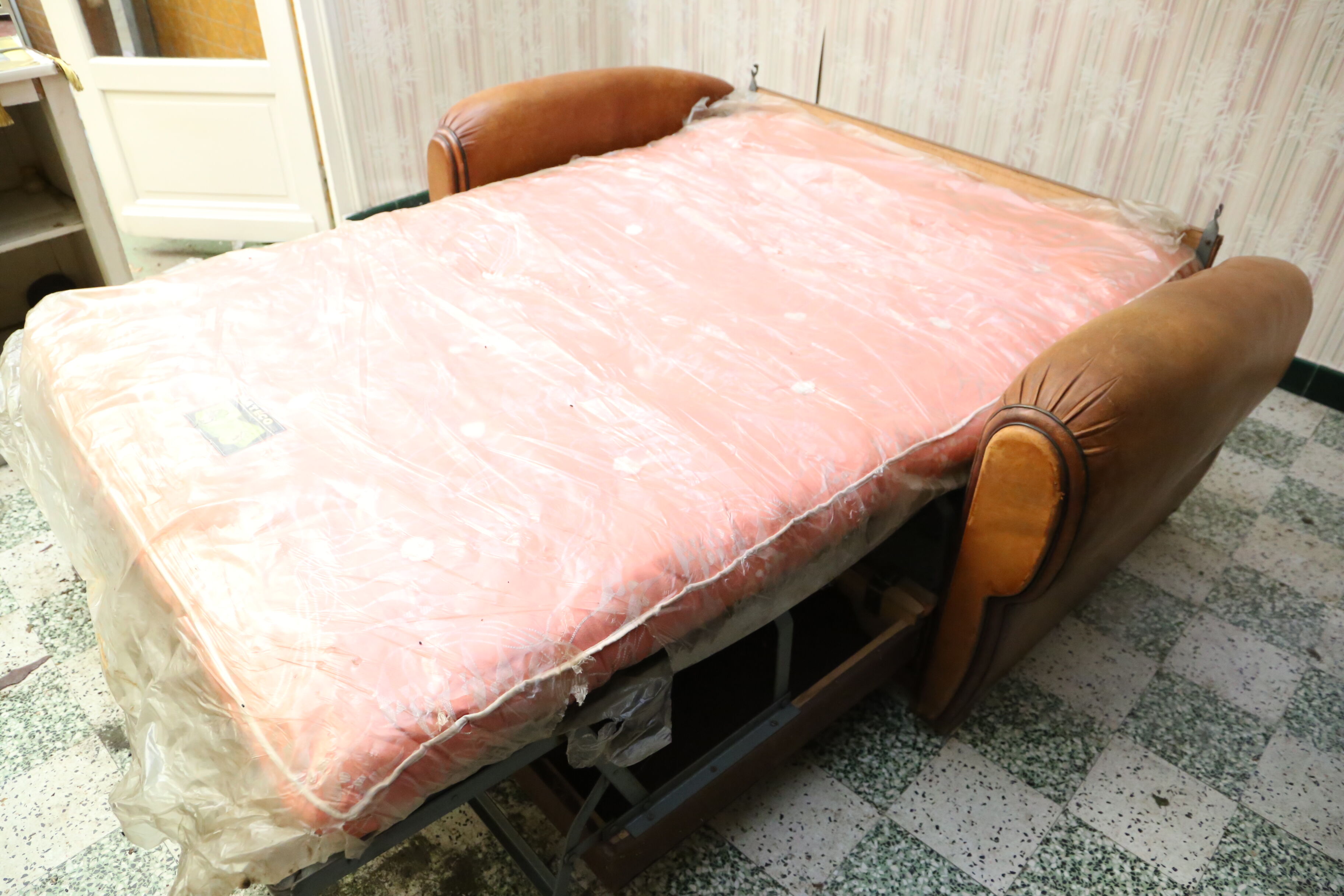 Moustache club sofa in leather, 40s