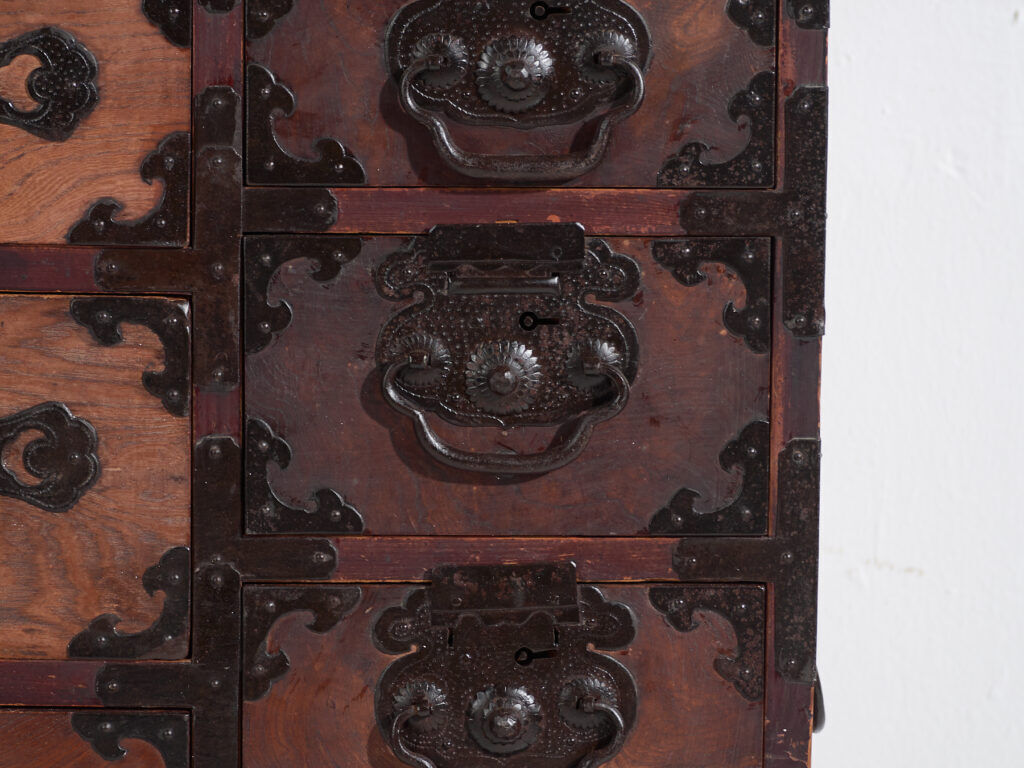 Ancient Japanese tansu of the choba-tansu type – Meiji/Taishō period (circa 1880-1920)