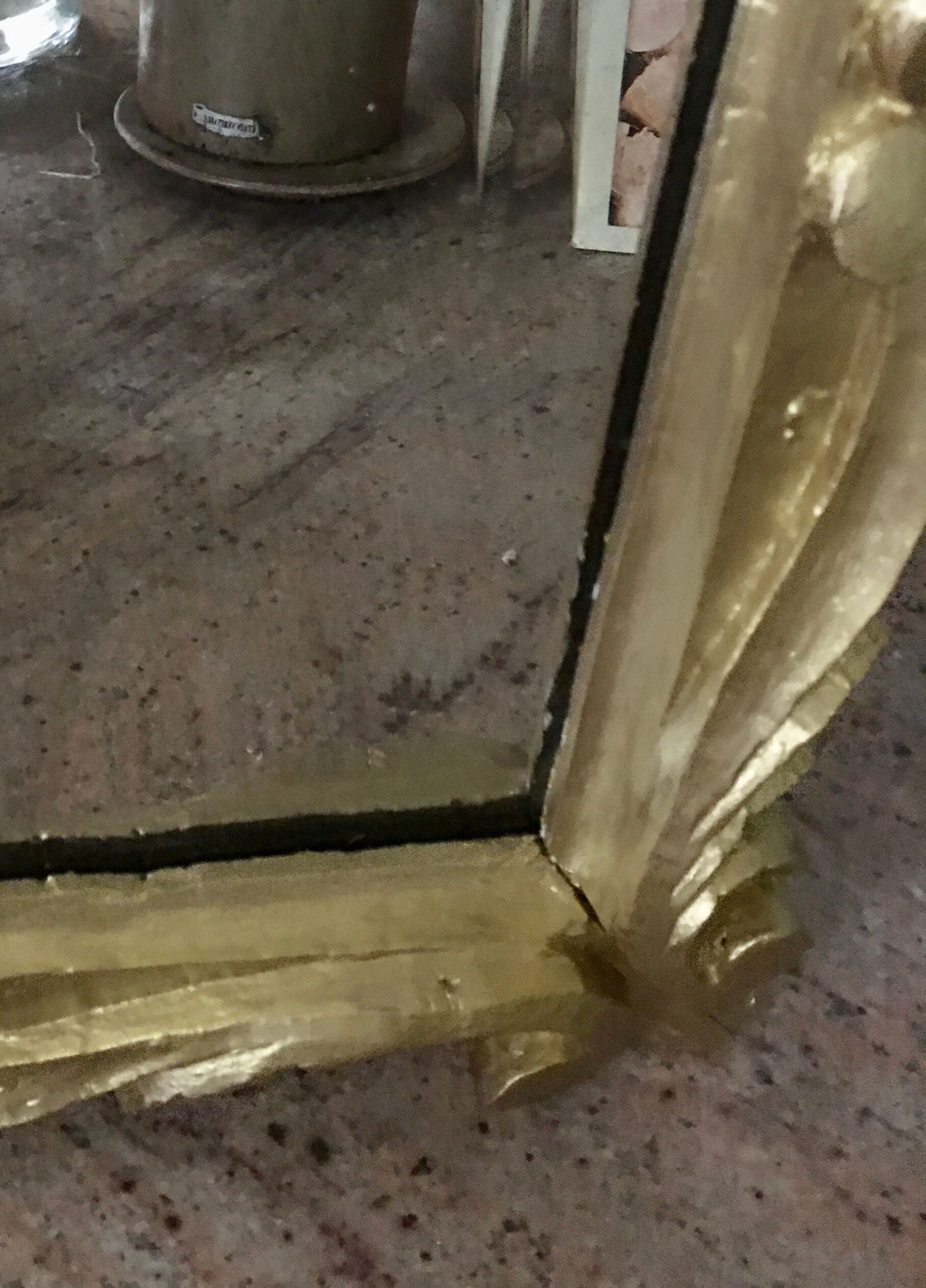 Miroir biseauté baroque aux fleurs sculptées et dorées