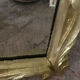 Miroir biseauté baroque aux fleurs sculptées et dorées
