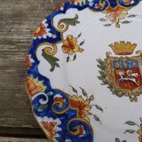 Assiette XVIII eme chantournée  en faience de  Rouen avec blason et motifs floraux