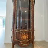 Showcase with curved face Louis XV style, mid-twentieth century