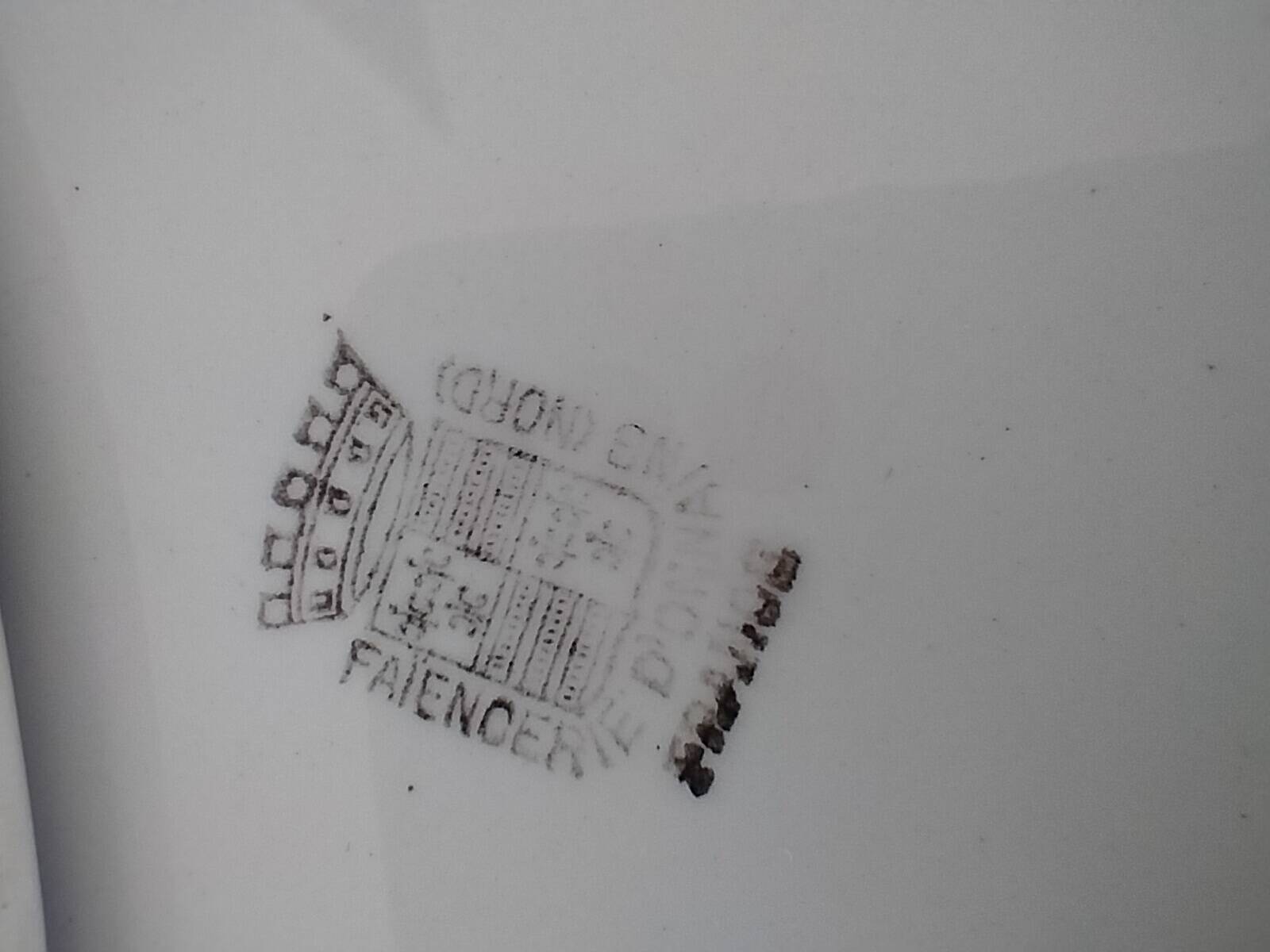 Pair of ironstone plates from Onnaing – blue and red decoration, 19th century