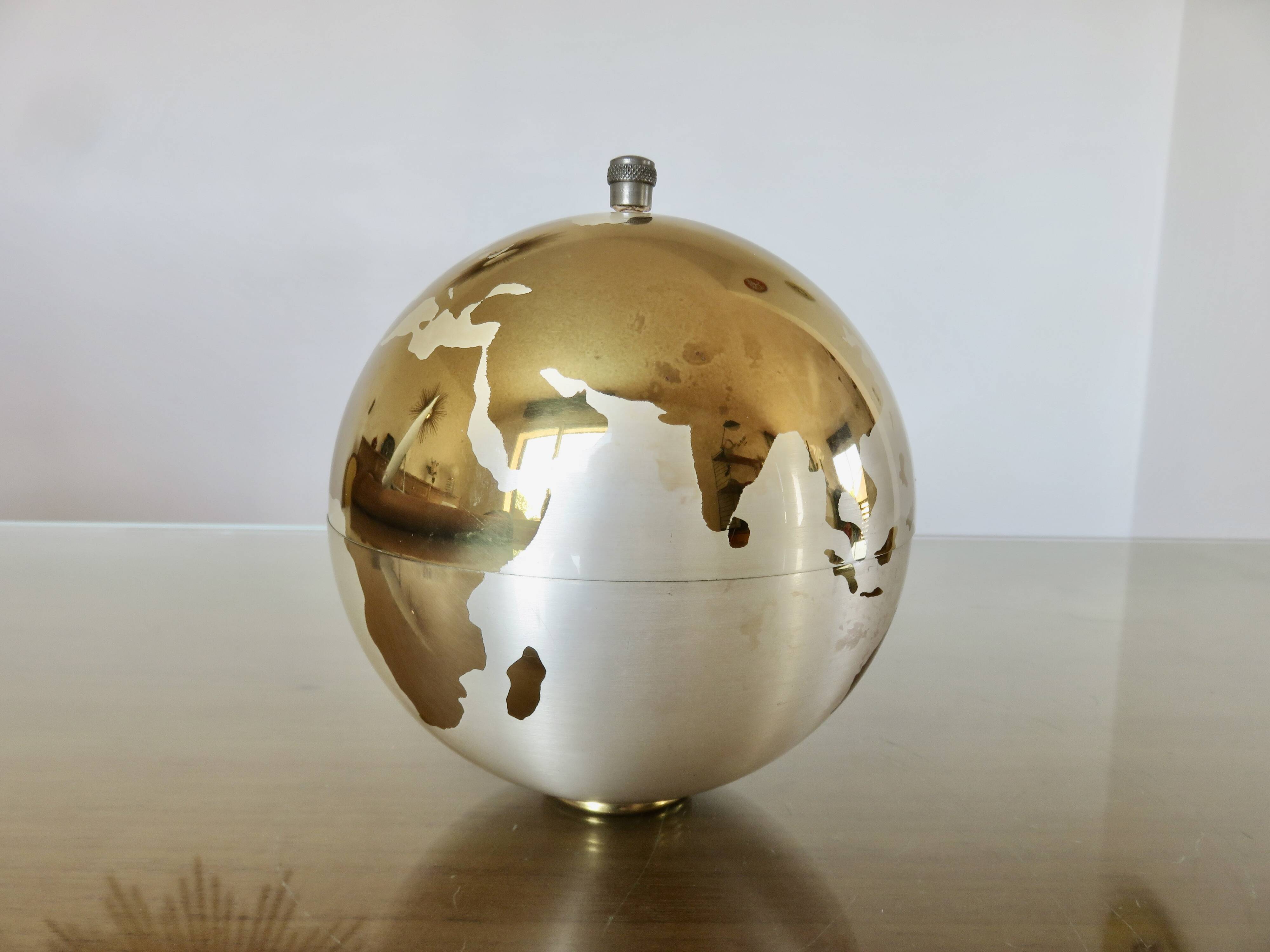 Large terrestrial globe, cigarette dispenser, brass, 1960 - 1970