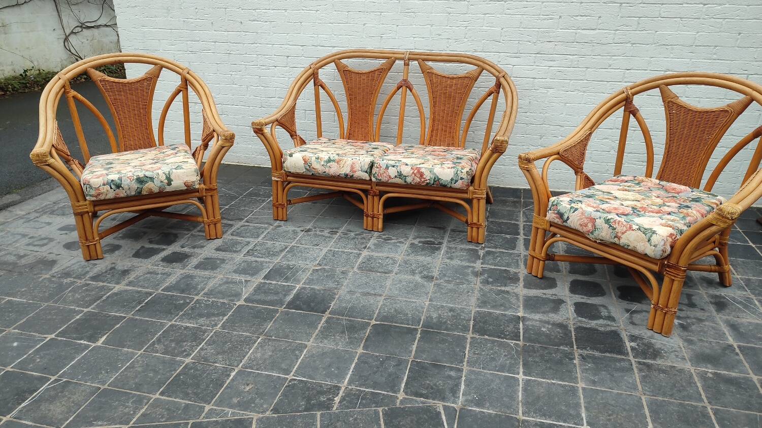 Set of 2 rattan armchairs with a bench.