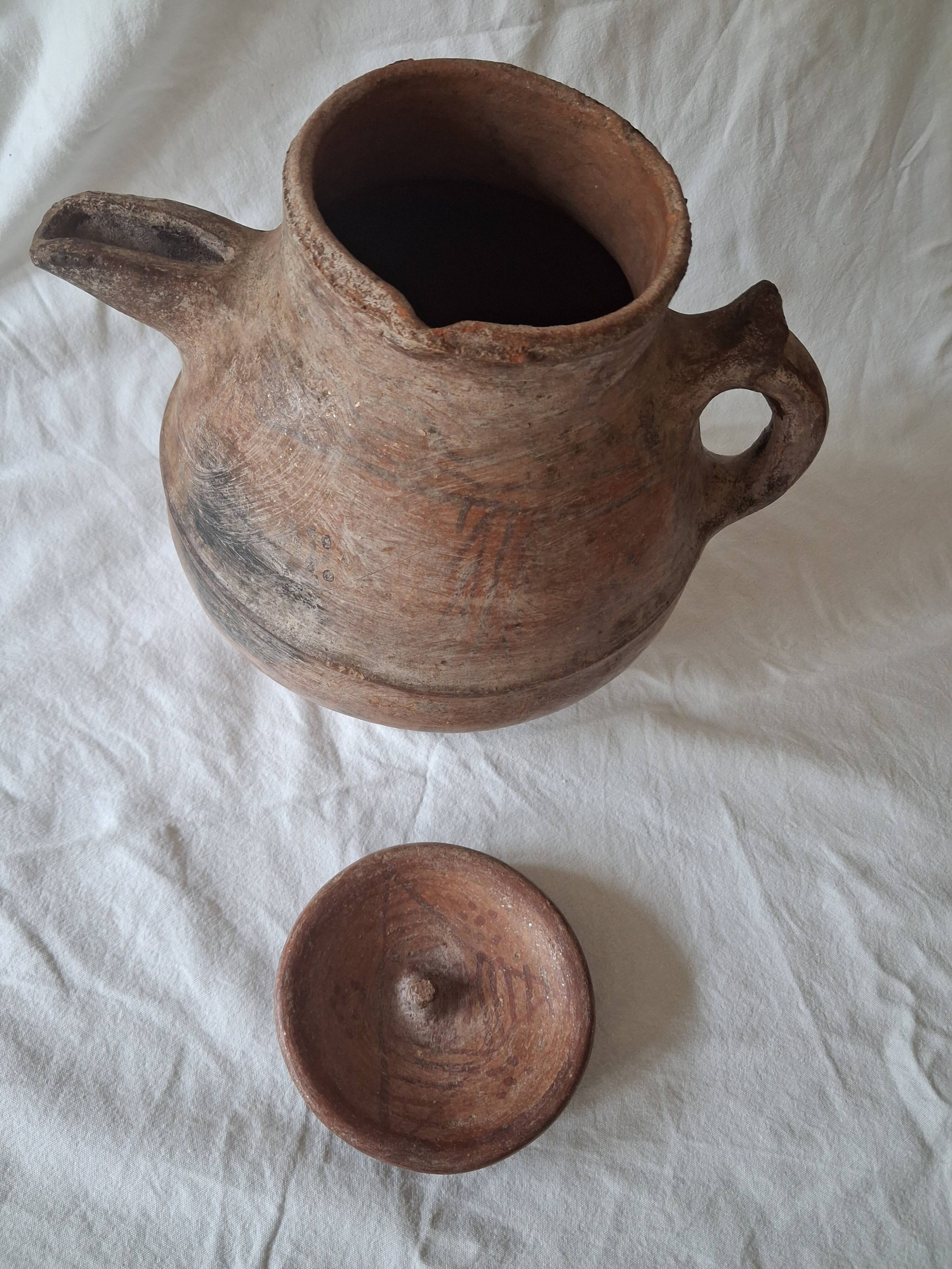 Ancient pottery, jug, traditional Berber/Kabyle in terracotta.