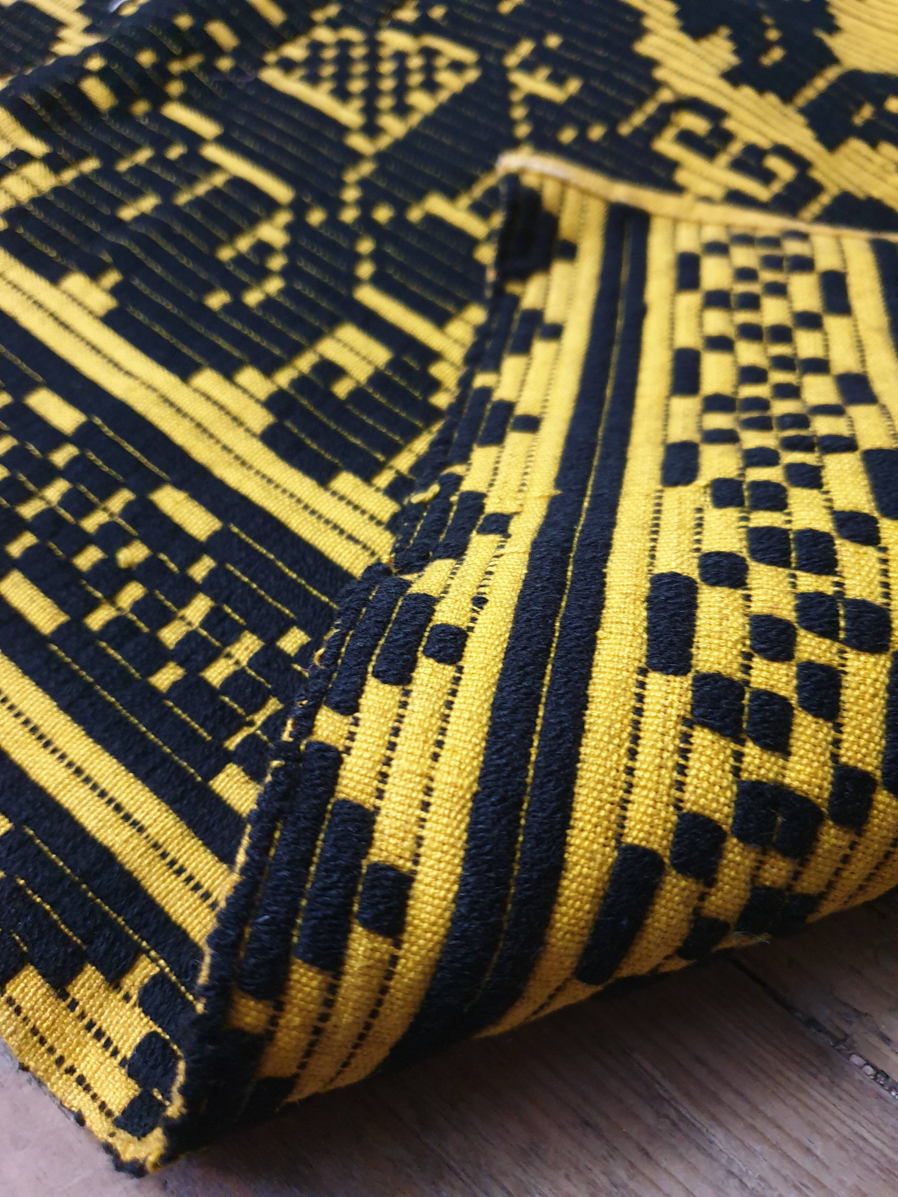 Wool handwoven yellow rug Romanian rug. Teppich. Tapis roumain. Romania