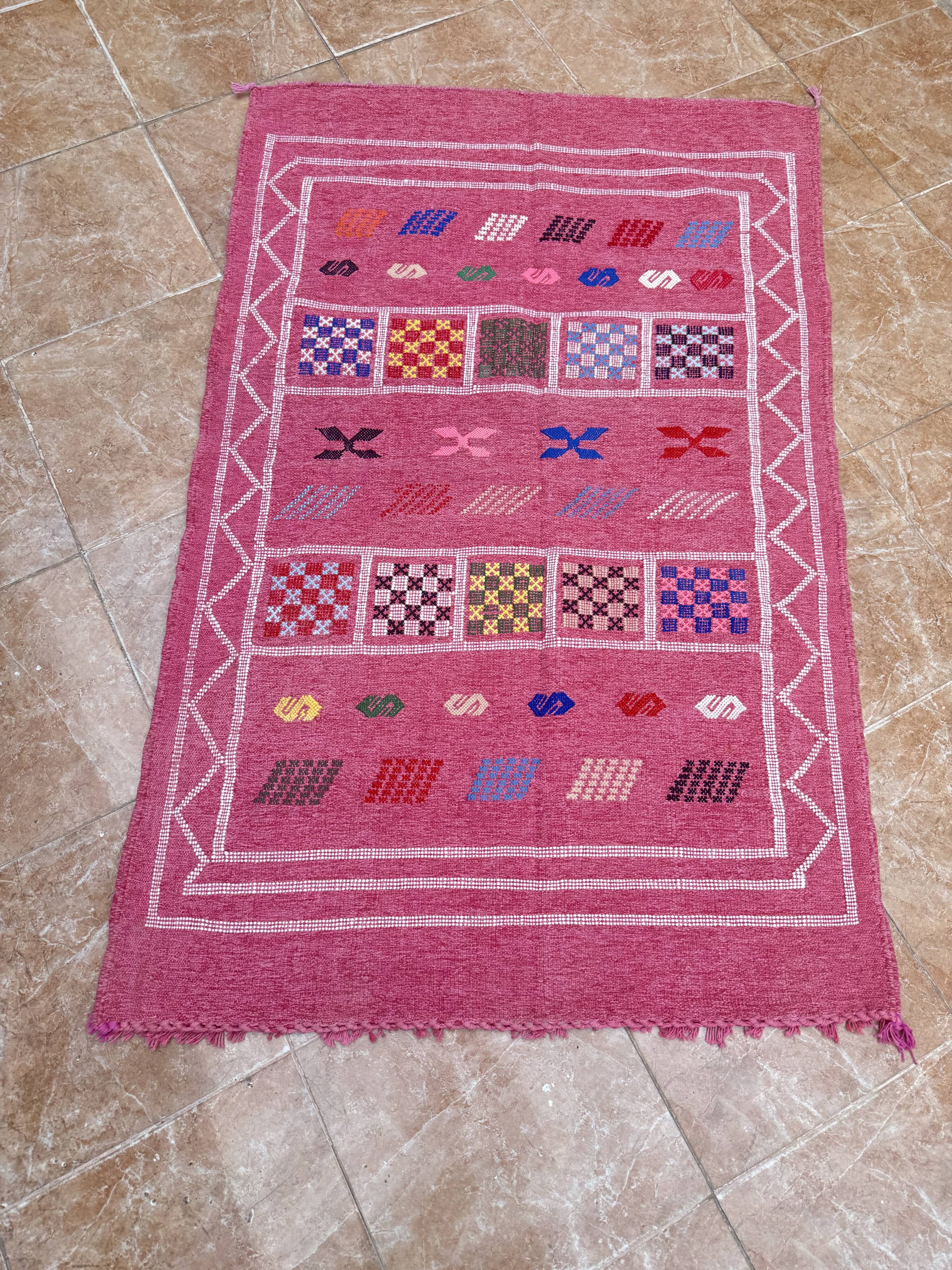 Handmade Moroccan wool rug: Berber Azilal style, geometric pattern.