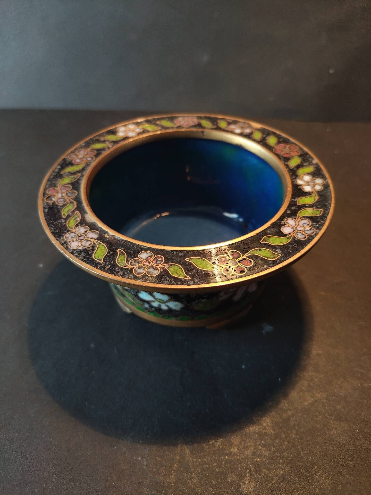 Vintage Chinese bowl in cloisonné enamel on four feet