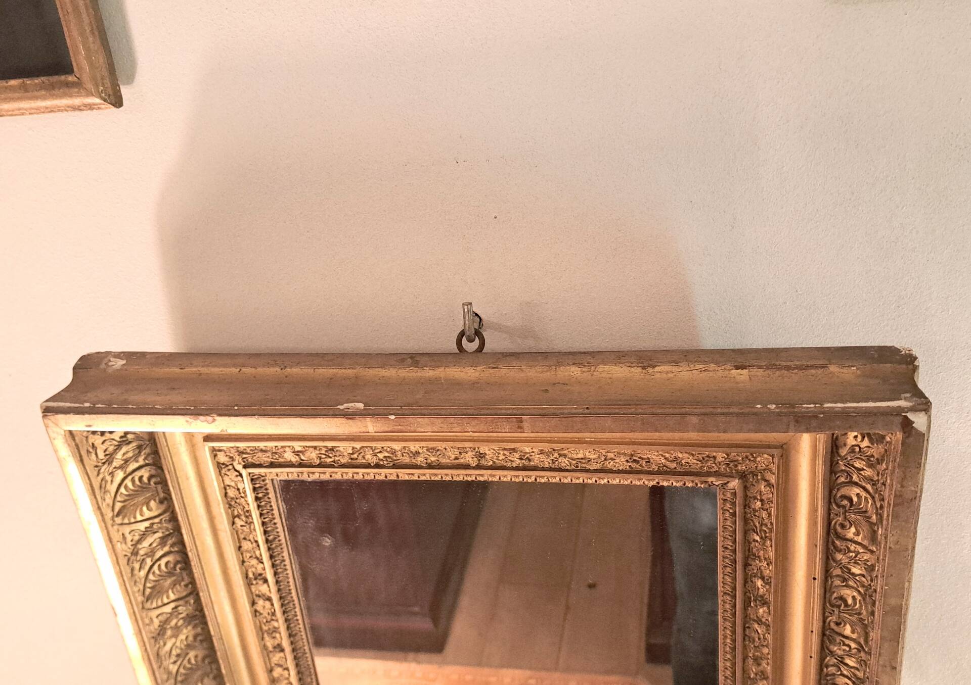 Miroir époque Restauration en bois doré à la feuille