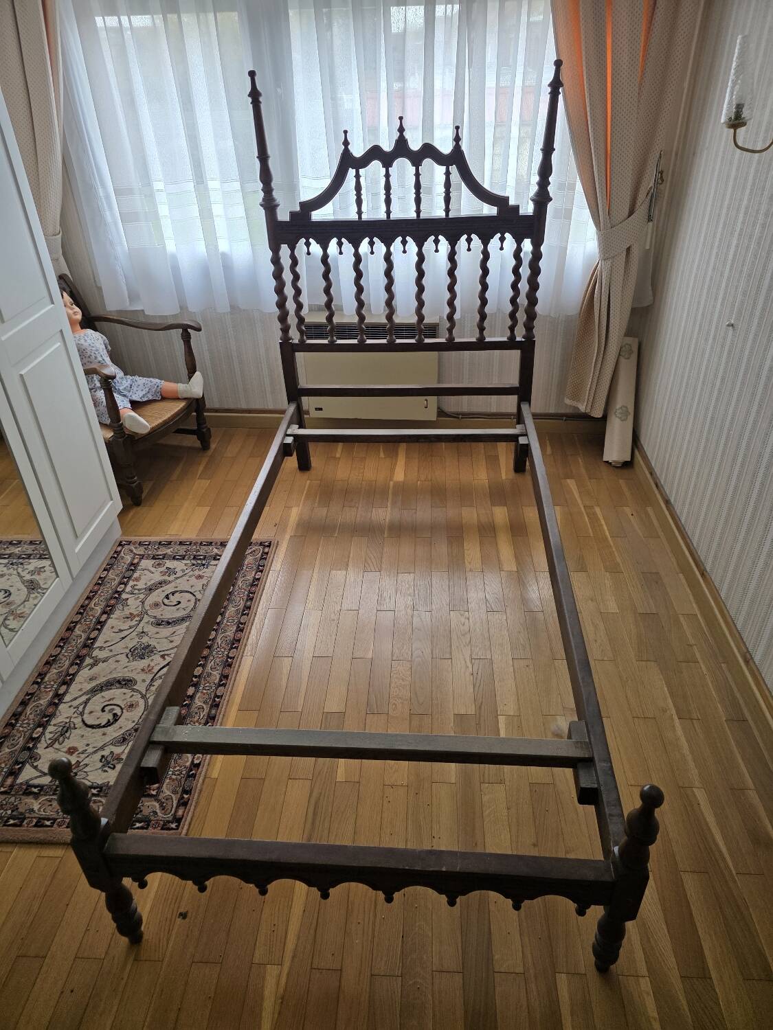 Paire de lits en bois sculpté