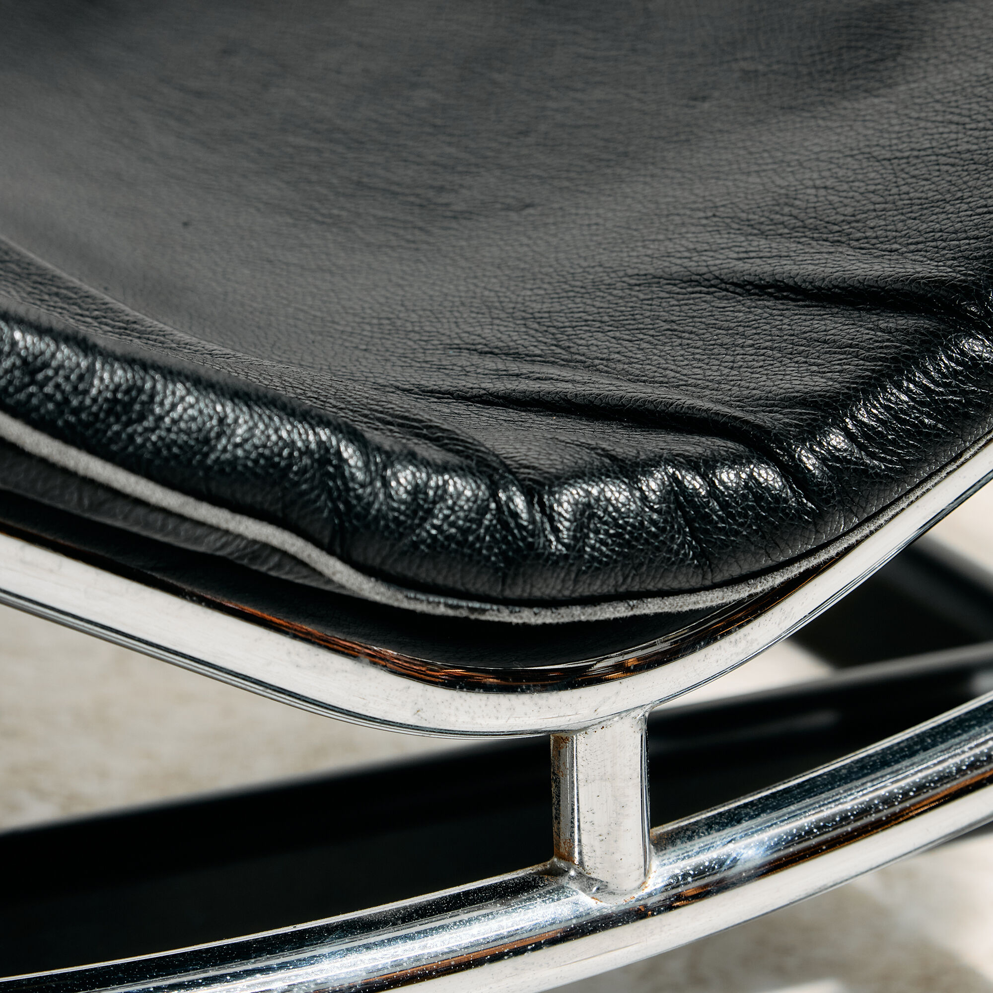 Fauteuil lounge LC4 par Alivar