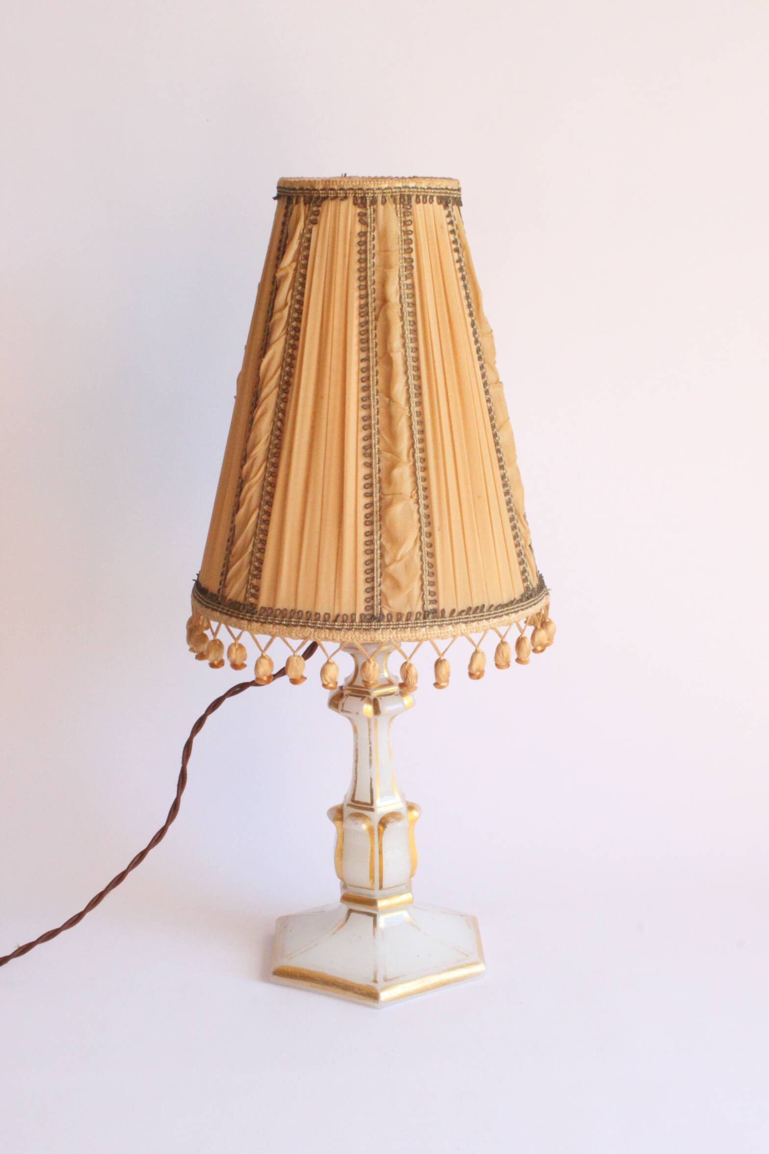 Lampe de table en verre doré opalin, années 1920