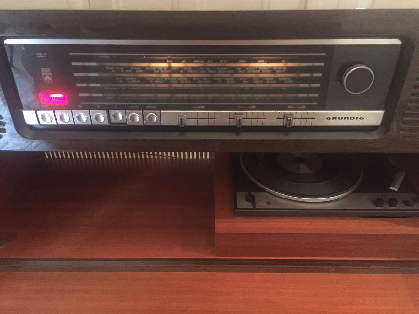 Meuble tourne disque et radio Grundig Selency
