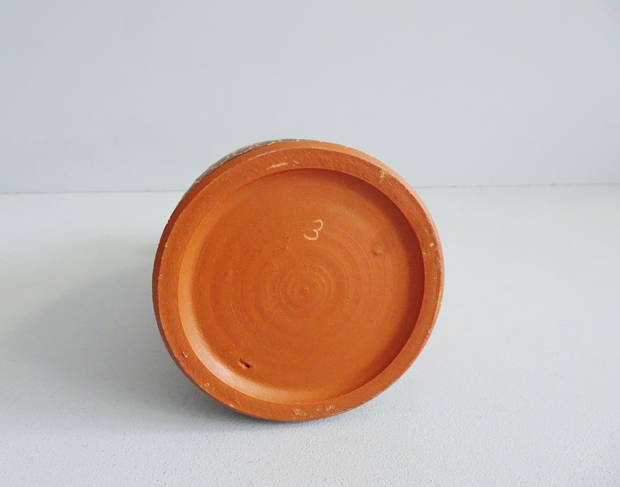 Vase en terre cuite au décor incisé, peint à la main