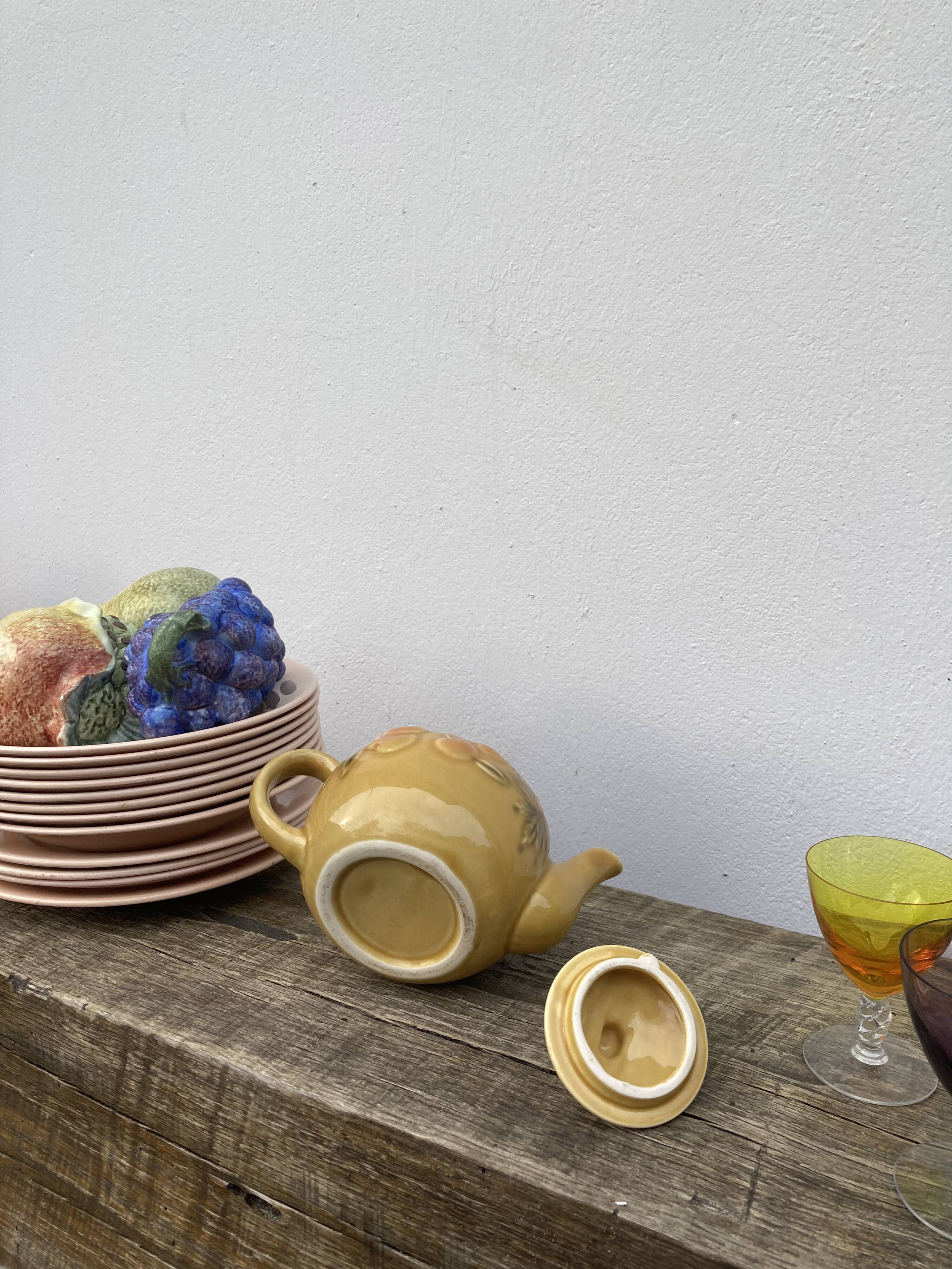 Teapot in vintage beige fruit slip