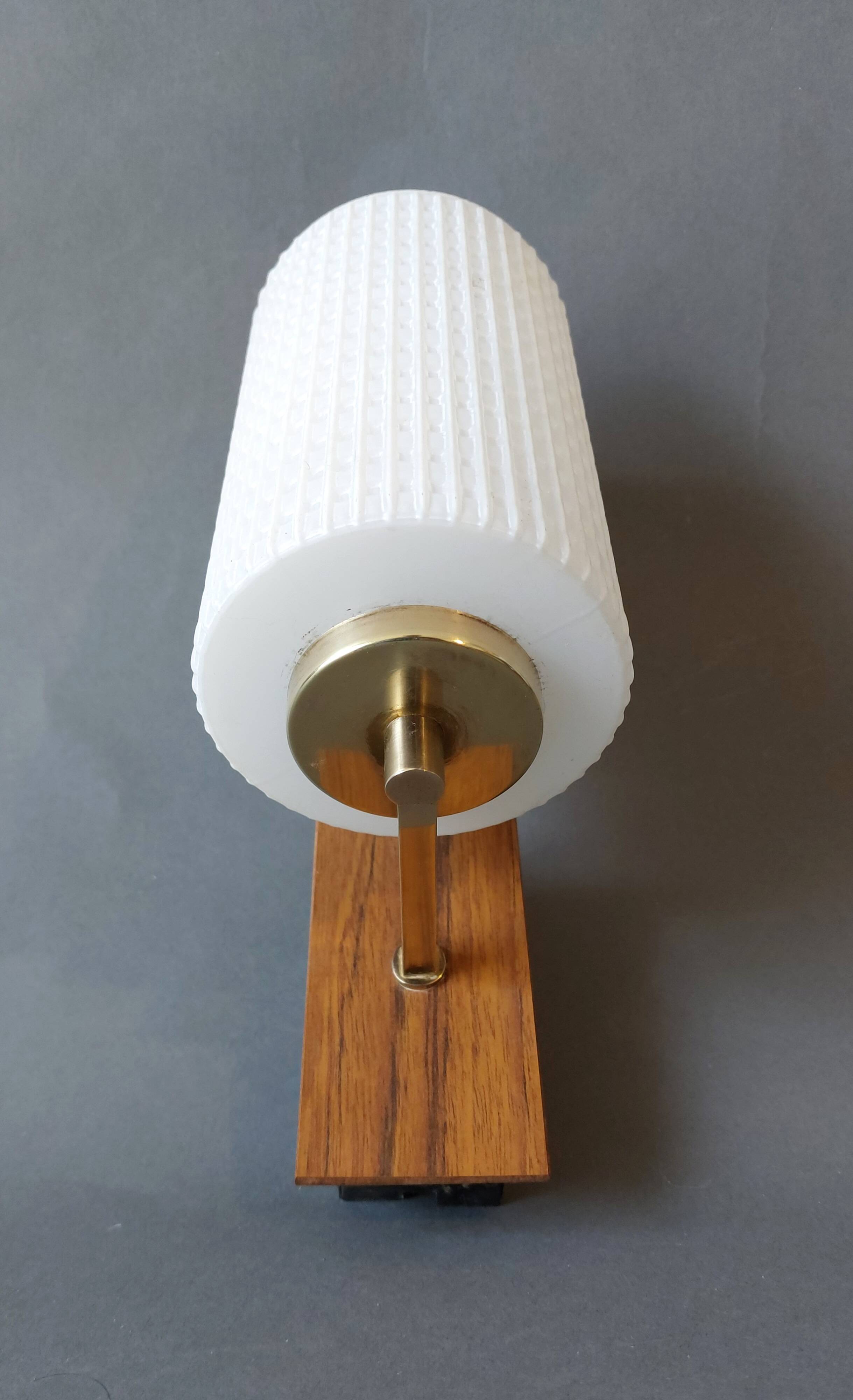 1960 wall light in gilded brass and rosewood.